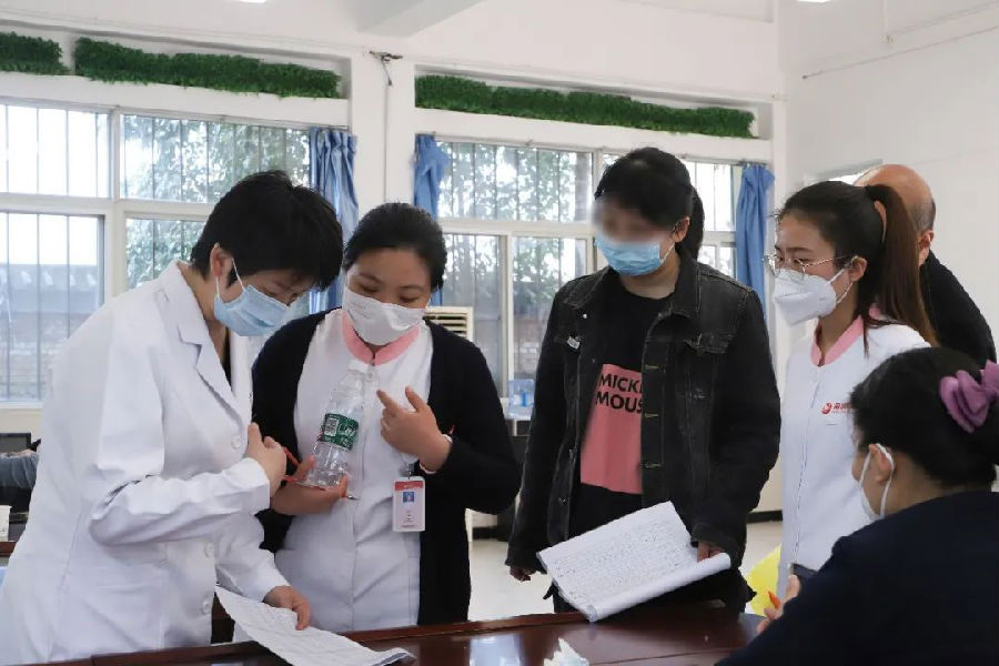 西安高新医院紧急抽调528名医护人员支援核酸采样一线
