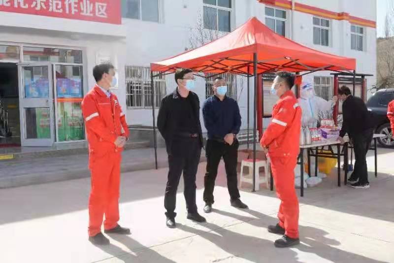 樊学镇党委书记艾飞一行来访长庆采油八厂樊学作业区